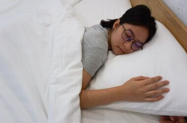 is it OK to wear your glasses while sleeping?