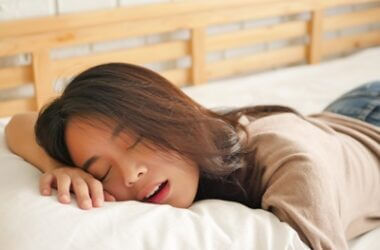 does sleeping position affect face shape?