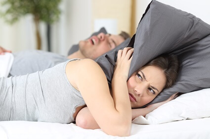 does sleeping with more pillows help snoring?