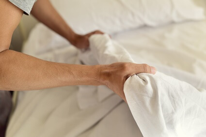 what happens if you put damp sheets on a bed?